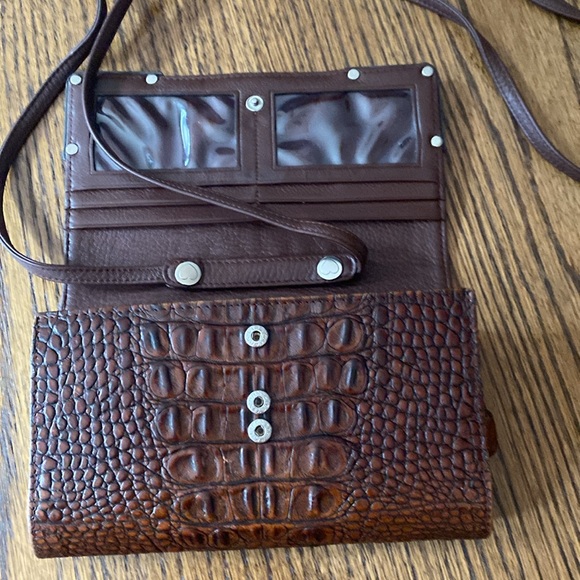 BRIGHTON LEATHER CROSSBODY CLUTCH . - Picture 2 of 16